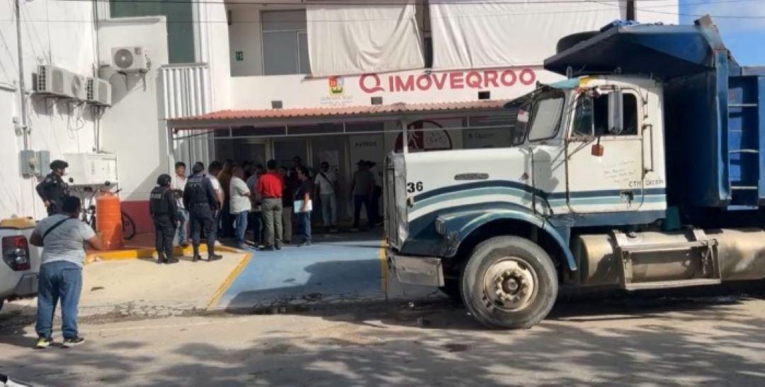 Afiliados de sindicatos de volqueteros protestan por incumplimiento de acuerdos en Othón P. Blanco
