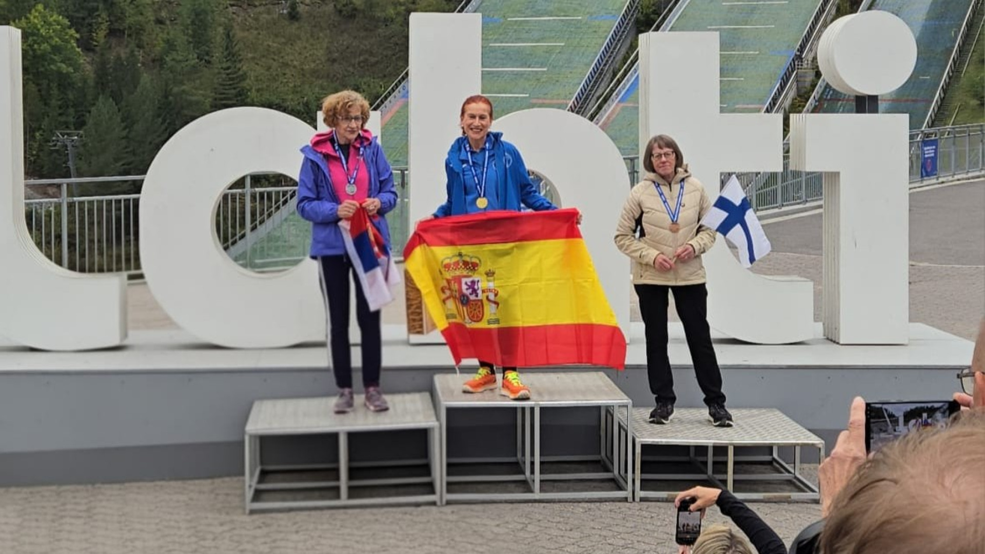 Josefina Collado, campeona mundial de marcha nórdica, explica técnica de impulso