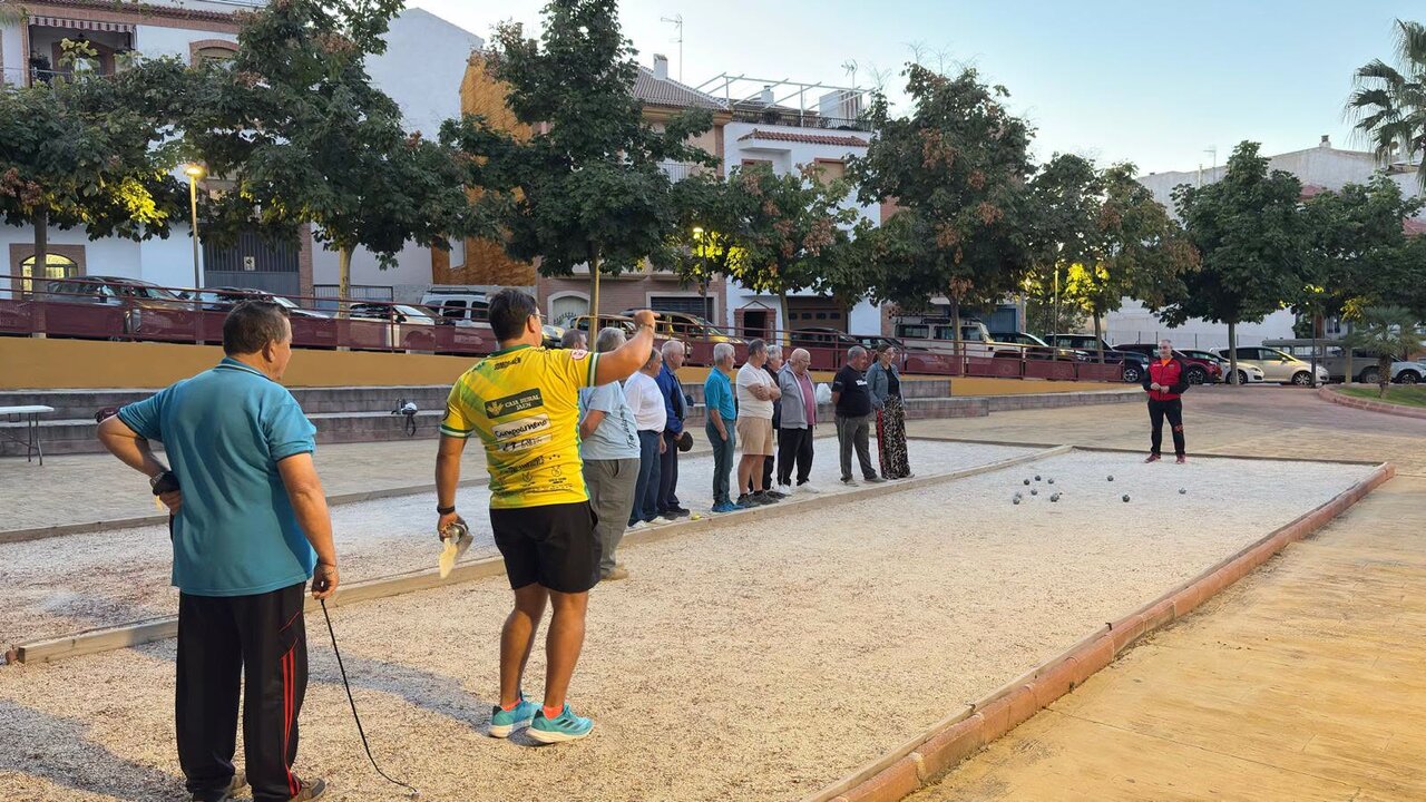 La petanca reúne a varias generaciones en el Parque de la Paz de Torredelcampo