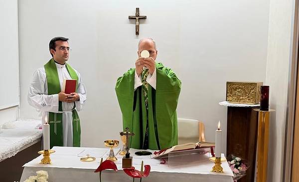 Papa León XIV celebra misa y muestra mejora en salud según estudios
