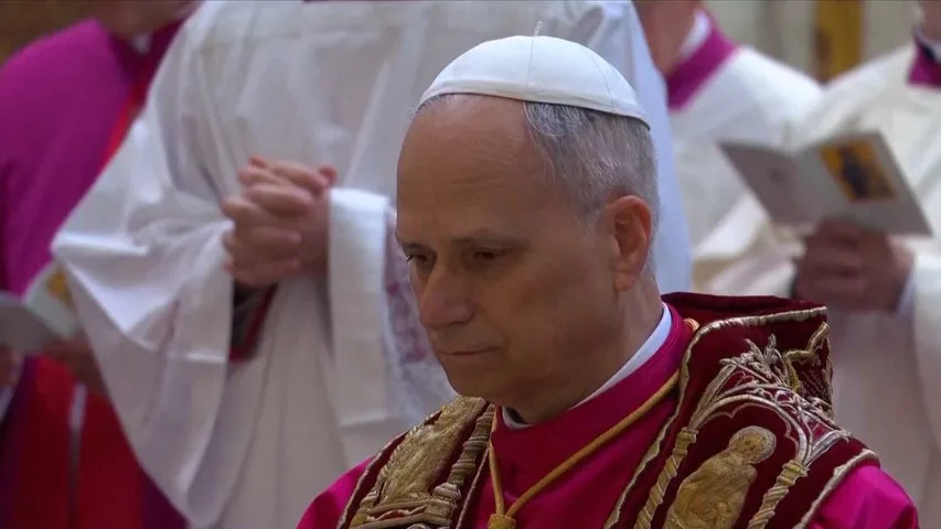 León XIV recibe alta tras cirugía y regresa al Vaticano