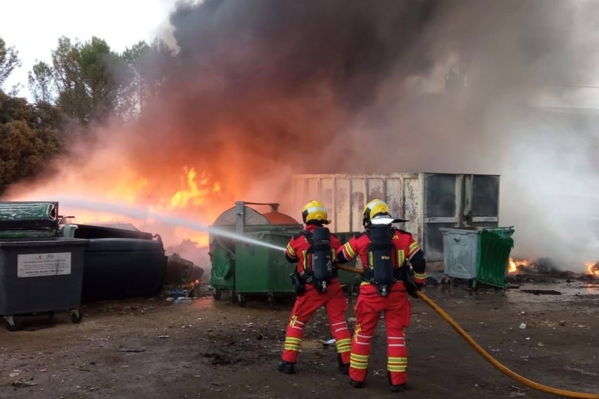 Bomberos controlan incendio en almacén en Cuenca
