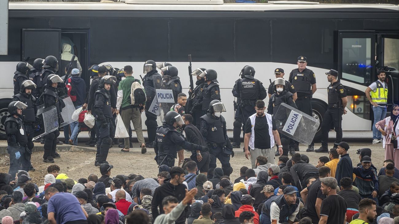 Desalojan autobús con migrantes en Ceuta tras uso de gas pimienta