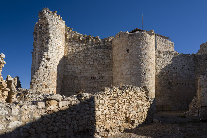 Pueblo amurallado en Burgos, ideal para una escapada otoñal