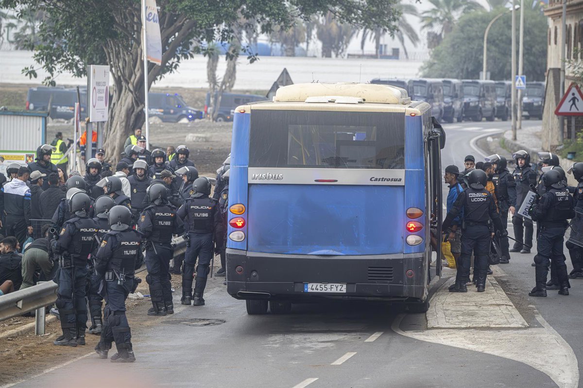 Desalojan autobús con migrantes en Ceuta tras uso de gas pimienta