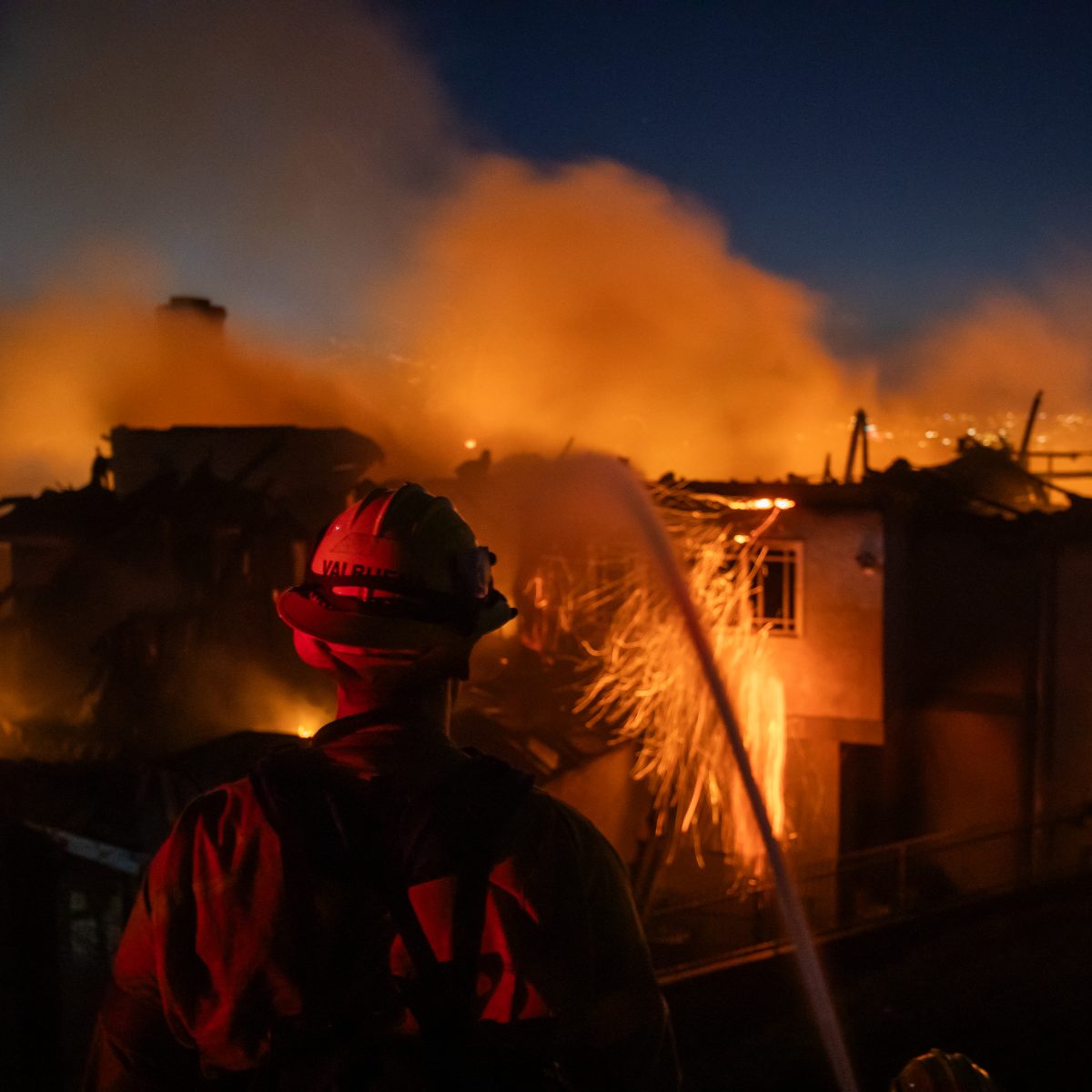 Incendio forestal de rápida expansión afecta mansiones en California