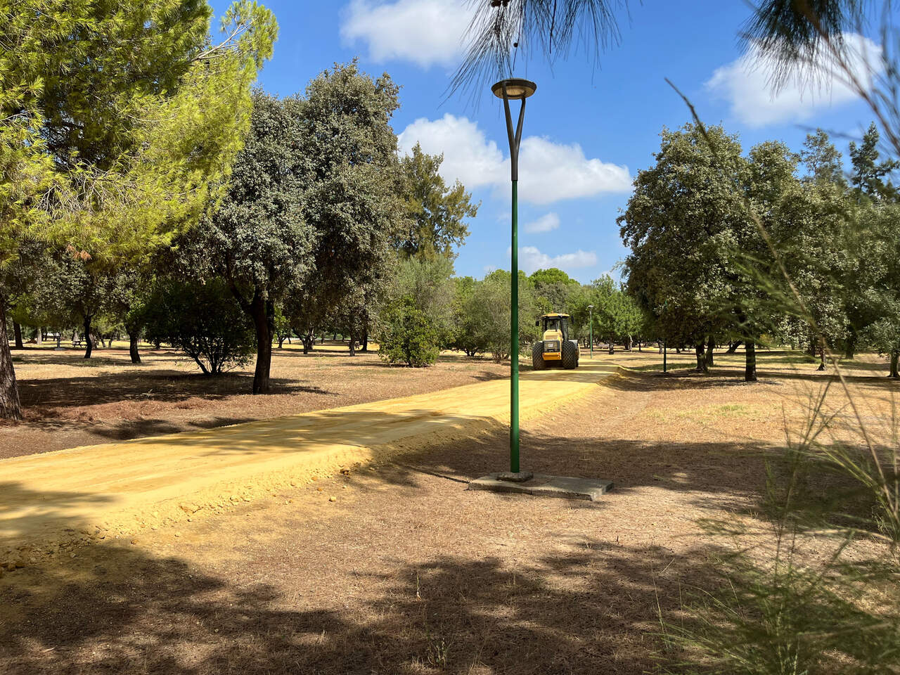 Ayuntamiento repara caminos de albero en Parque de los Bermejales