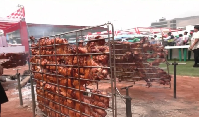 Más de dos mil personas asisten al XII Festival de Chancho al Palo en Chancay