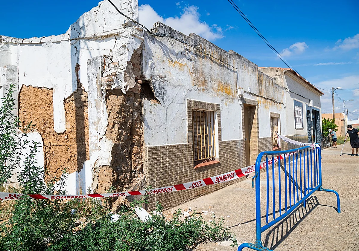 Vecinos de San Roque piden derribar vivienda ocupada con derrumbes