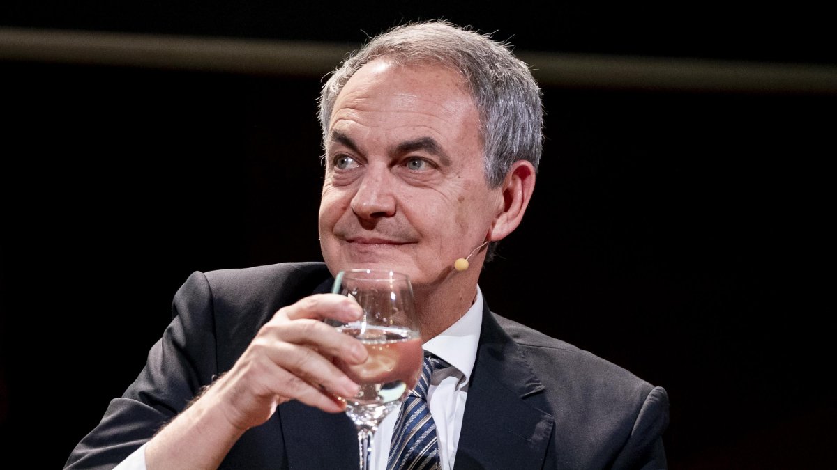 Testigo vincula joyas de Zapatero con comisión por AVE a La Meca