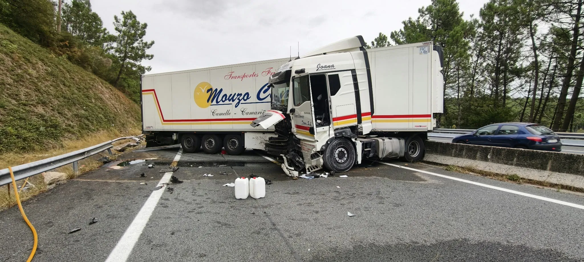 AP-9 cerrada en Caldas por accidente entre camión y furgoneta
