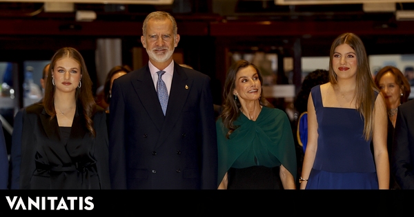 La infanta Sofía destaca con vestido y accesorios en concierto de los Premios Princesa de Asturias