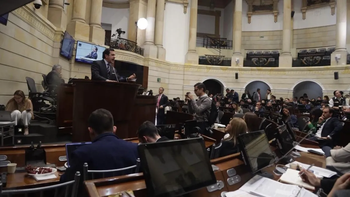 Ley de sometimiento del gobierno de Abelardo De La Espriella tras debate en Comisiones Primera