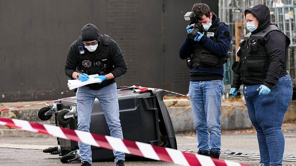 Francia investiga tiroteo mortal cerca de París como terrorismo