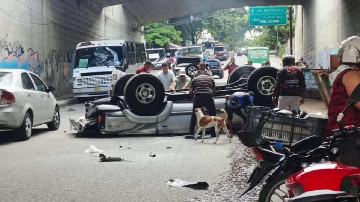 Carro cae desde un puente en la Cota Mil