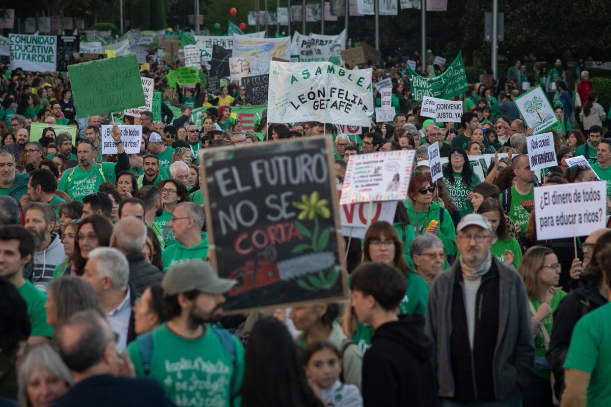 Profesores en huelga exigen negociación a Zarzalejo con movilizaciones diarias
