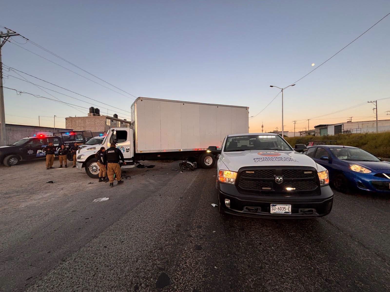 Camión embiste a pareja de motociclistas en el surponiente