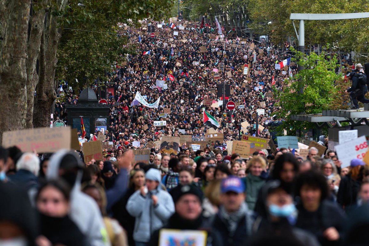 Más de 400,000 manifestantes protestan en Francia con menos disturbios