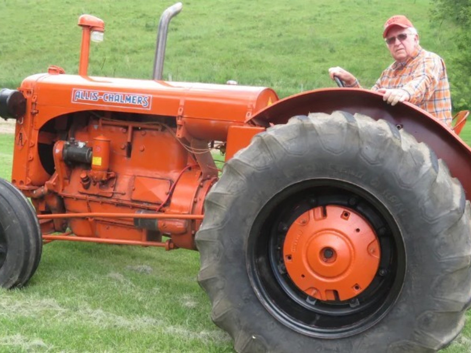 Agricultor de Wisconsin restaura tractor Allis-Chalmers A de 1937