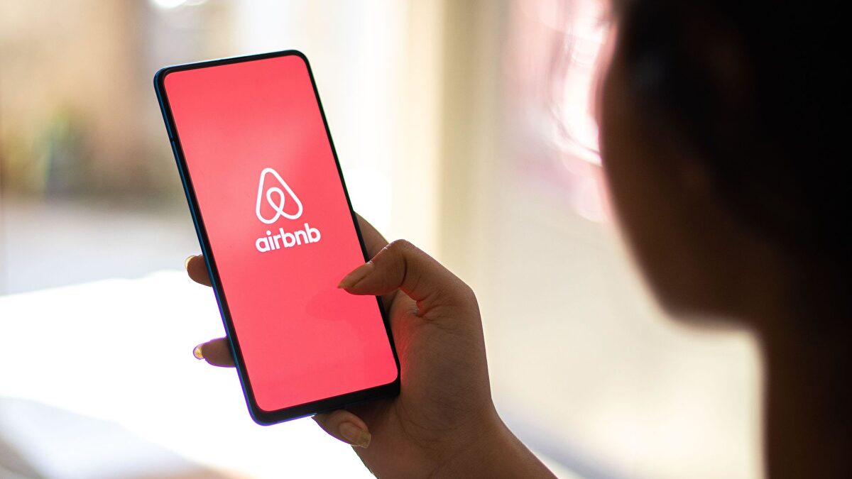 Airbnb prohíbe exigir a huéspedes limpiar o sacar basura