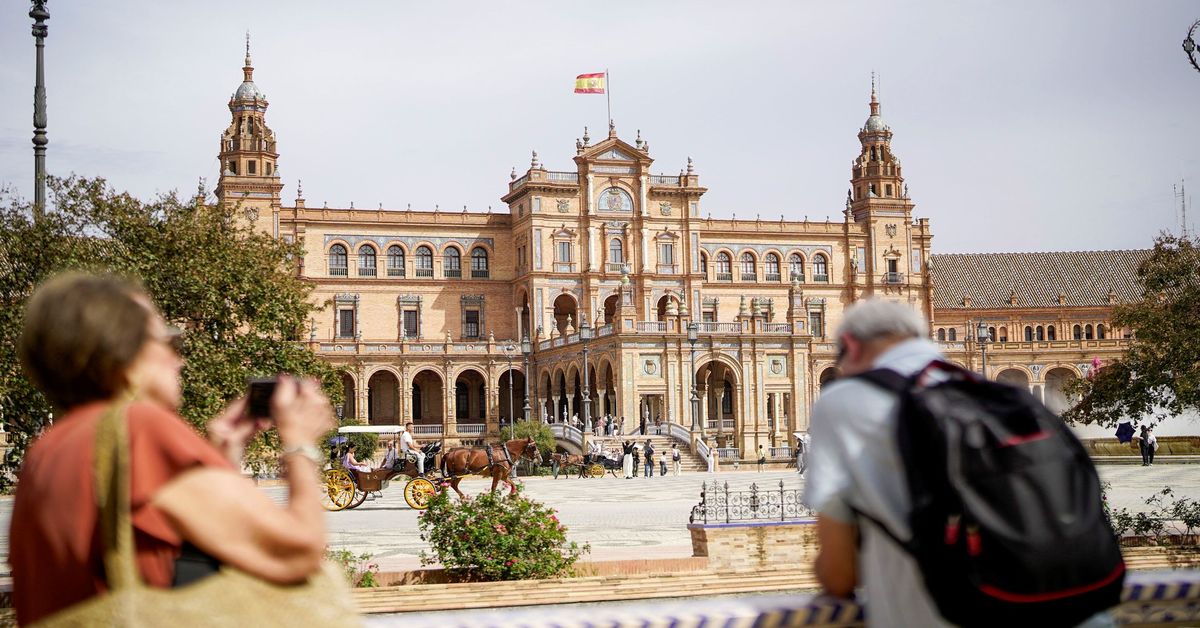 Exigen que patronato gestione Plaza de España y Parque de María Luisa