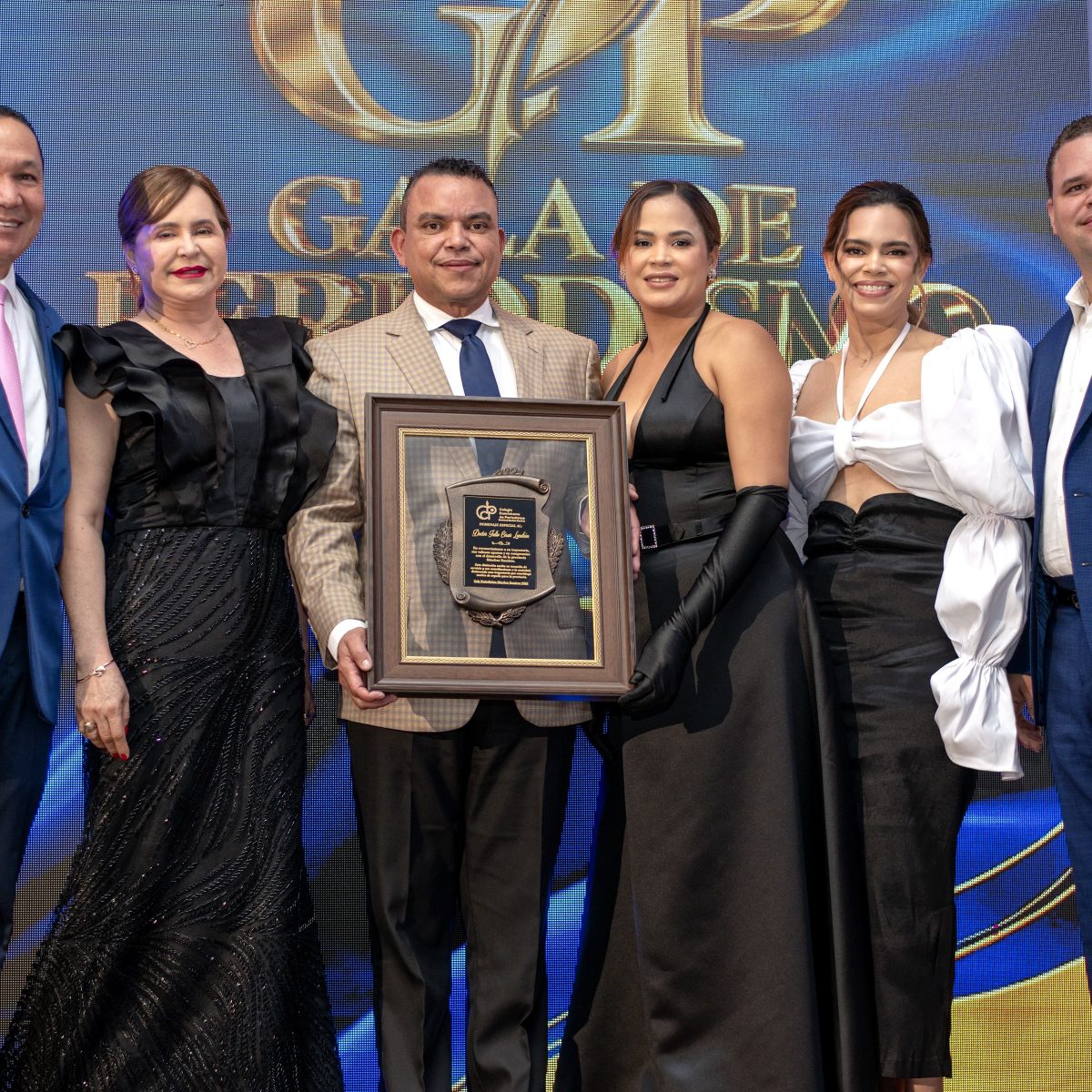 Gala de Periodismo Sánchez Ramírez reconoce al director del SNS Julio Landrón