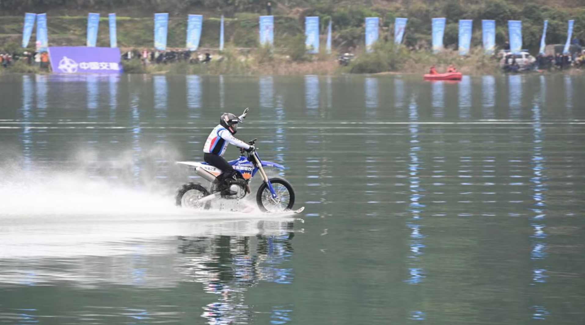 Zhang Xue establece récord Guinness recorriendo 40.74 km sobre agua en motocicleta