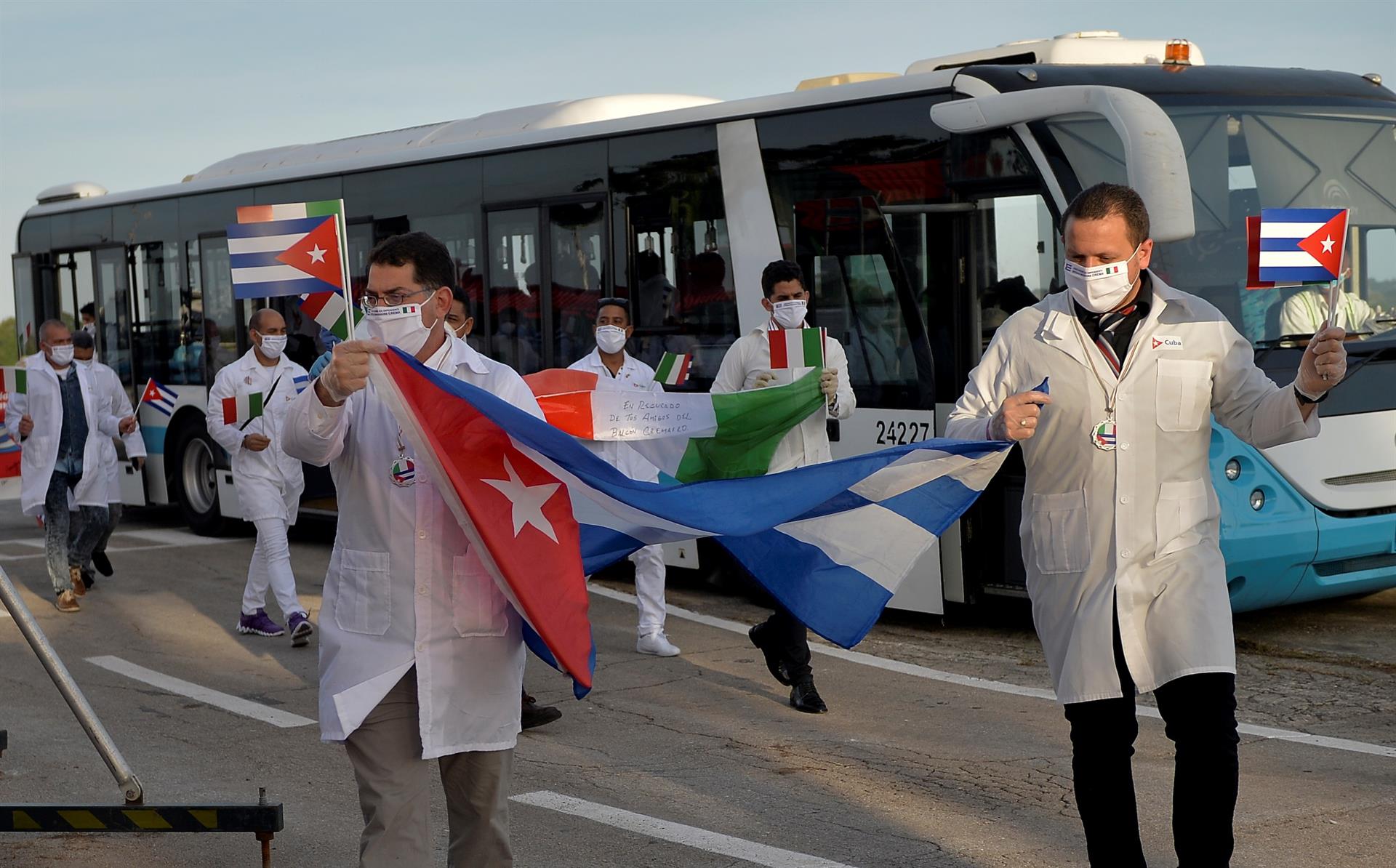 Sheinbaum niega que médicos cubanos ganen más que mexicanos