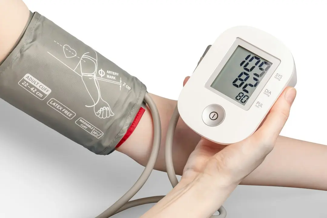 Hábitos nocturnos que aumentan la presión arterial según cardiólogos