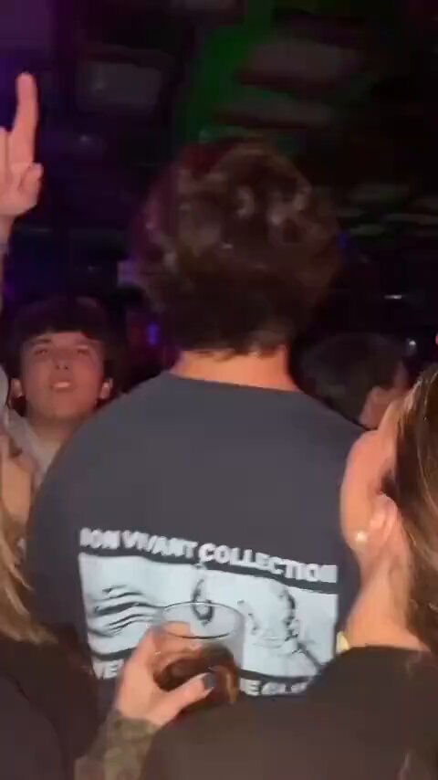 Mujer reacciona molesta tras intento de beso