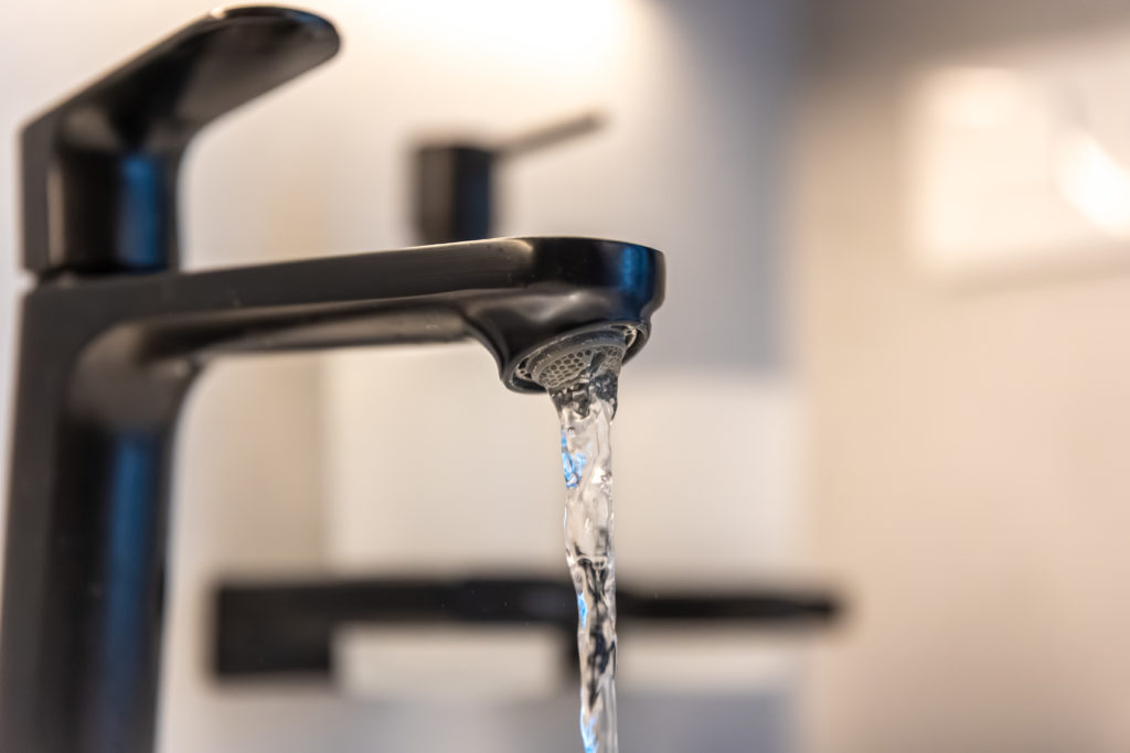 Aresep refuerza vigilancia de agua y electricidad por sequía