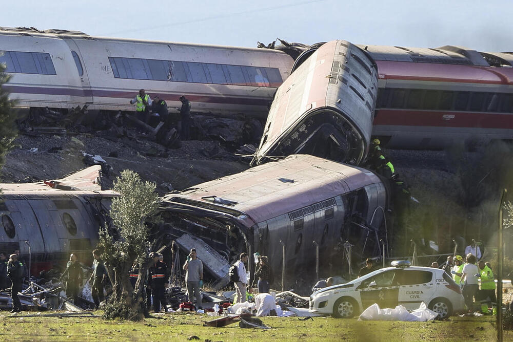 Mueren 68 personas en accidente de tren en Urda