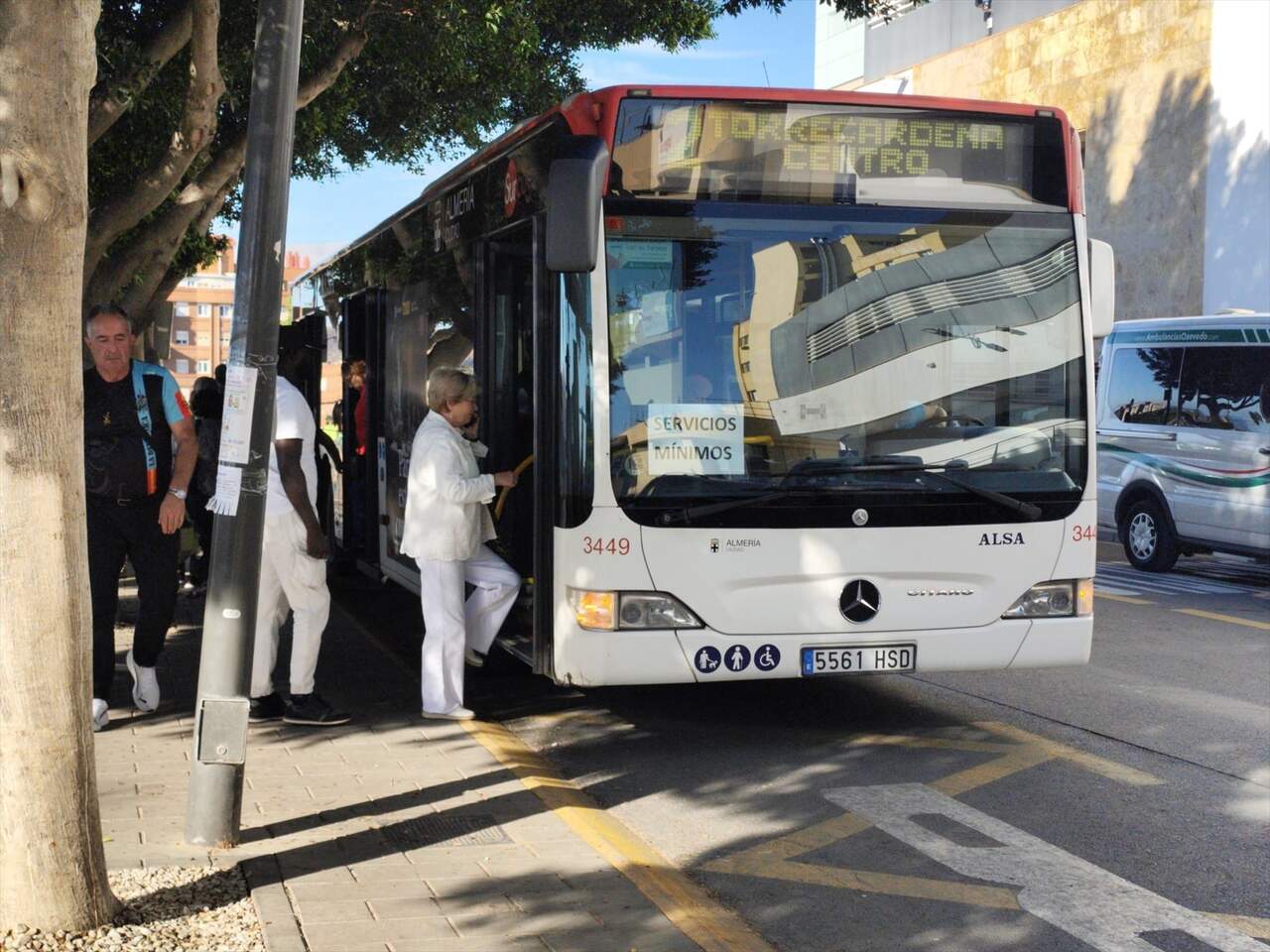 Suspendida huelga indefinida de autobuses en Almería