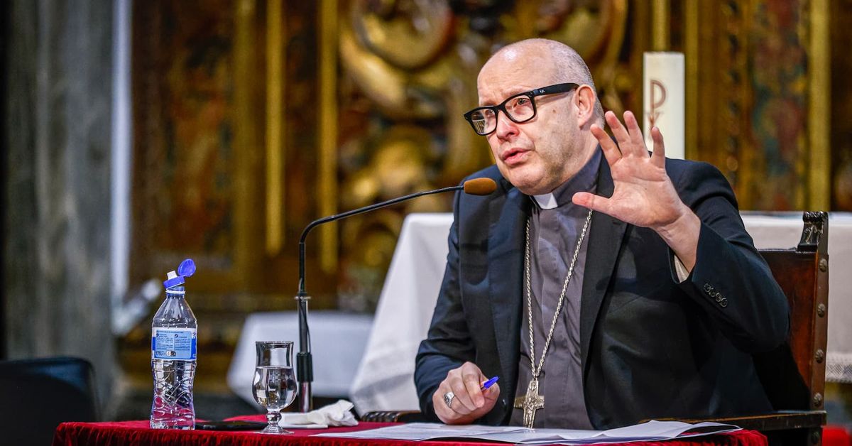 Obispo de Málaga llama en Cádiz a acoger a todos en las hermandades