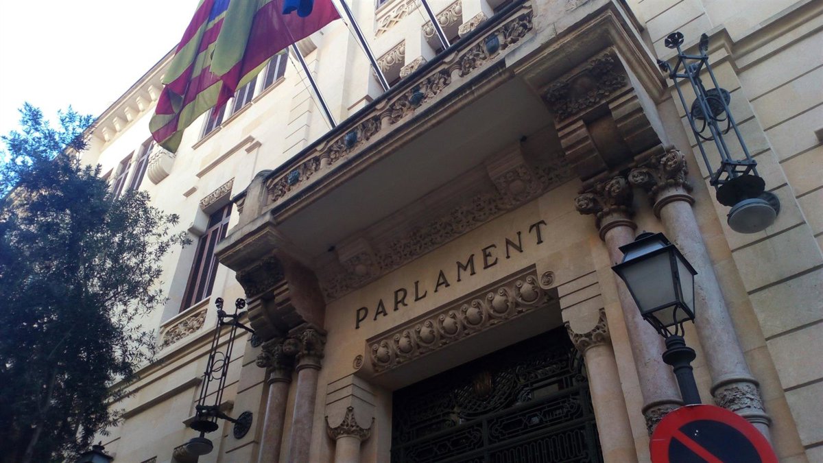 Parlament pide al Govern simplificar trámites para familias monoparentales