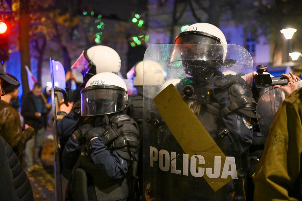 Presidente de Polonia ordena retirar bloqueo y convoca Parlamento