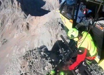 Rescatan en helicóptero a dos montañeros en pico Arenizas, León